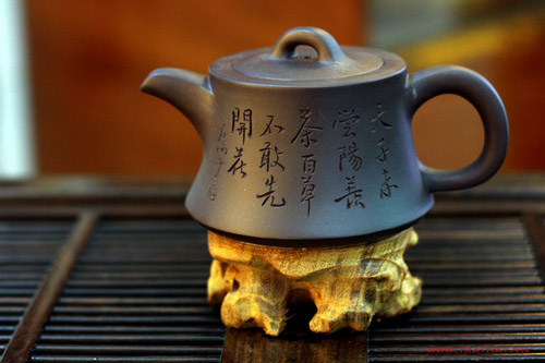 Ấm đất Nghi Hưng chỉ mới trở nên tiếng từ đời Thanh, cuối thế kỷ 17.