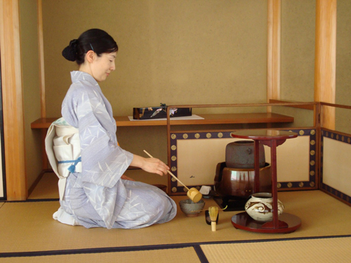 Trà thất của gia đình ông là không gian ấm cúng màu vàng nhạt.