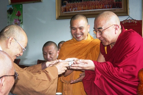 Mời hòa thượng uống trà