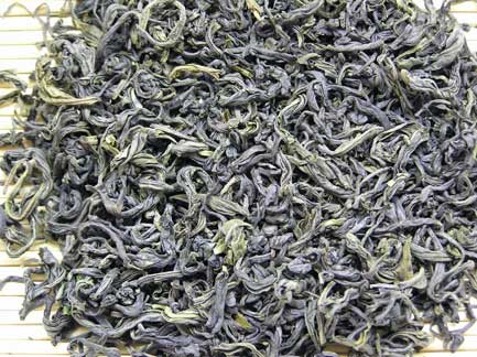 Chè Shan tuyết Suối Giàng có lá to, dày, màu xanh đậm, trên các lá phủ một lớp lông tơ như tuyết phủ