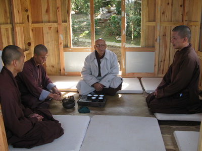 Uống trà không những bằng miệng, bằng mũi, bằng mắt, bằng tai, bằng lưỡi mà còn uống bằng cả tâm hồn nữa.